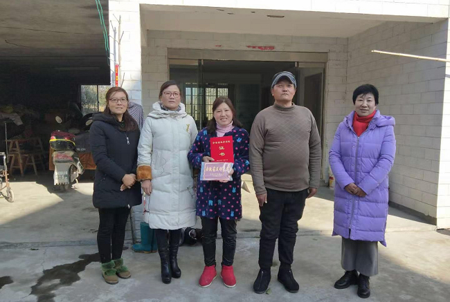 枞阳县妇联为省级“五好家庭”送奖牌