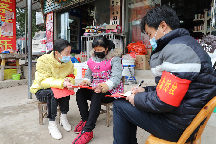 项铺镇边山村网格员上门进行疫情防控知识宣传